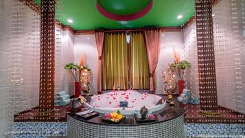 Couples treatment rooms, sauna, steam room, body treatments