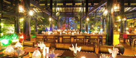 Här finns 2 restauranger som serverar frukost.