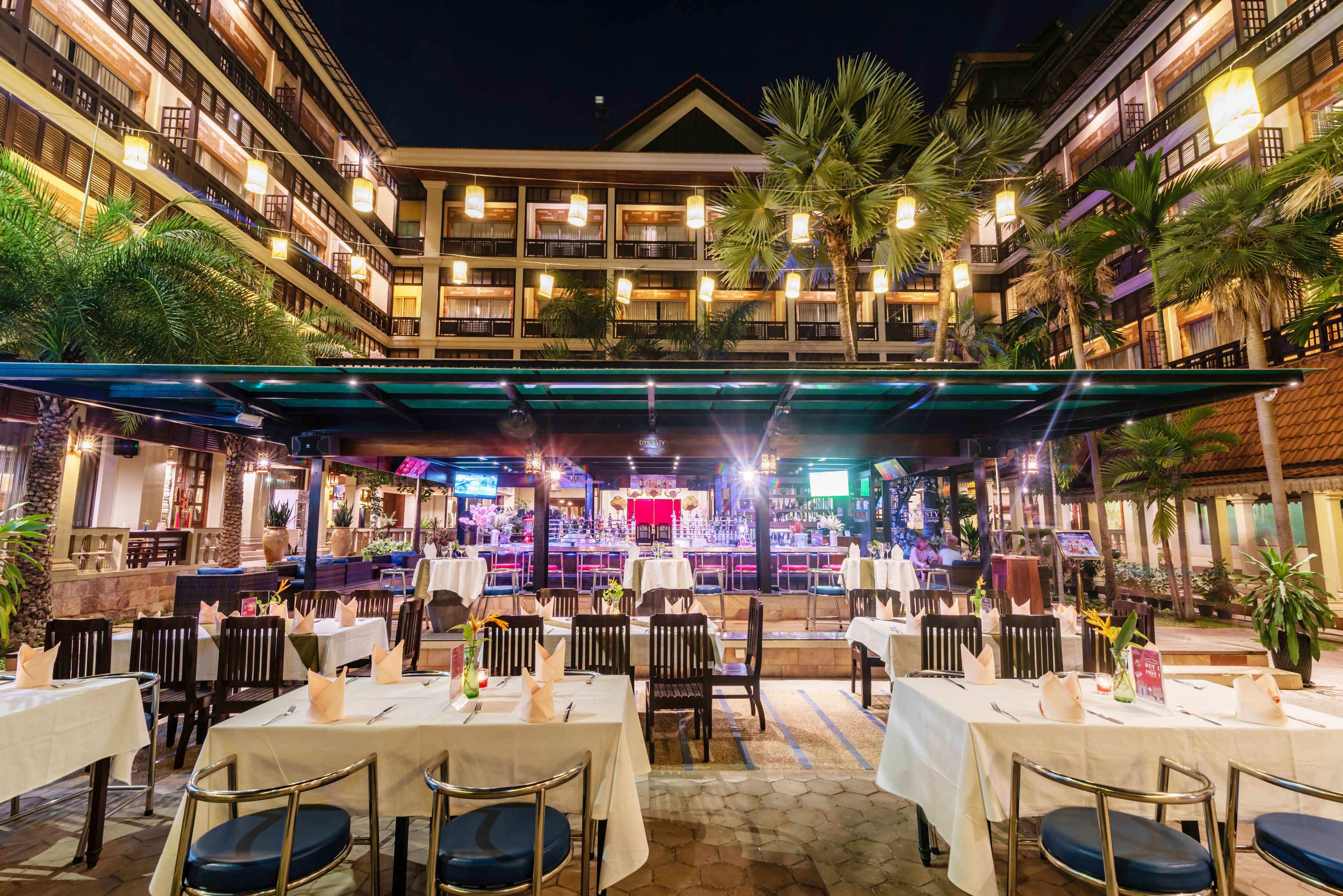 cocktail bar, pool views, open daily