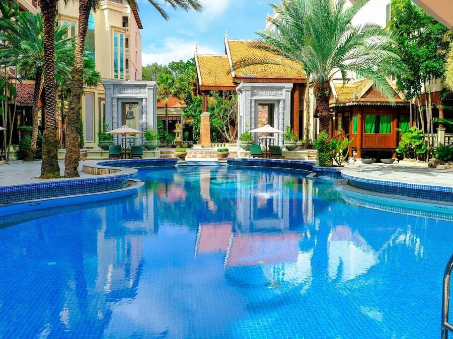 Una piscina techada, una piscina al aire libre, camas de piscina gratis