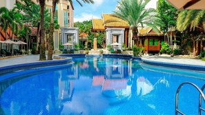 Kolam renang indoor dan kolam renang outdoor, dengan cabana gratis