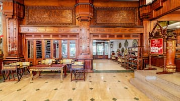 Coin salon dans le hall