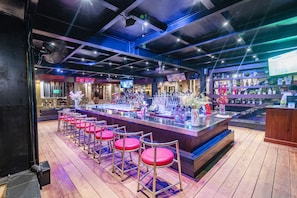 Cocktail bar, pool views, open daily - Empress Residence Resort & Spa (Siem Reap)