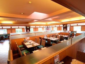 3 Restaurants, Frühstück, Mittagessen, Abendessen, internationale Küche
