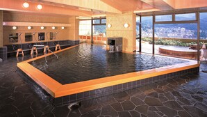 Ett område med en uppvärmd pool eller ett bubbelbad, med utsikt över stadsbilden.