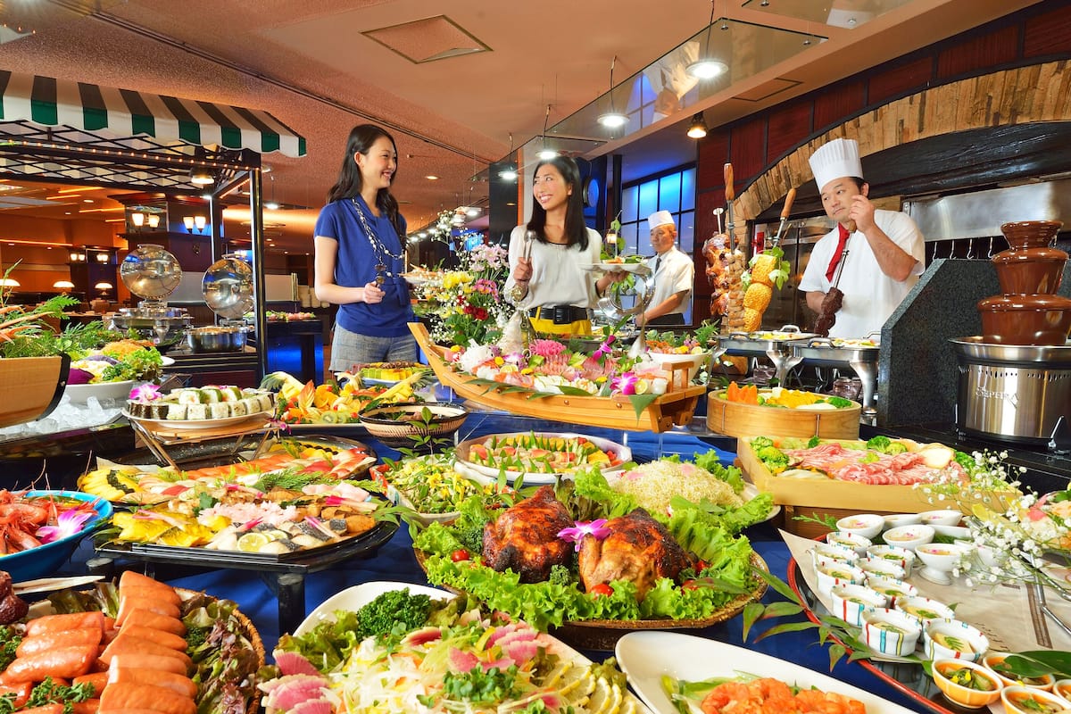 Odada kasa, ayrı ayrı dekore edilmiş, ayrı ayrı döşenmiş, masa