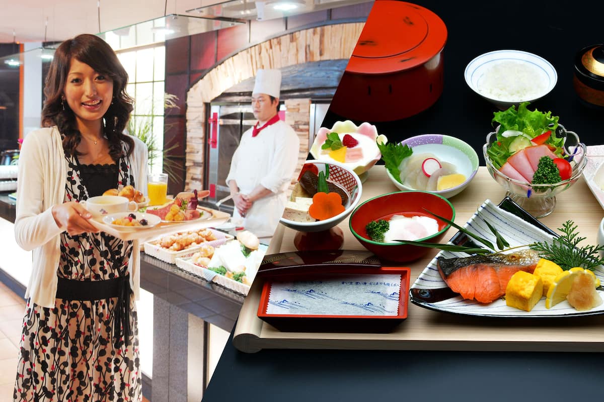 Odada kasa, ayrı ayrı dekore edilmiş, ayrı ayrı döşenmiş, masa