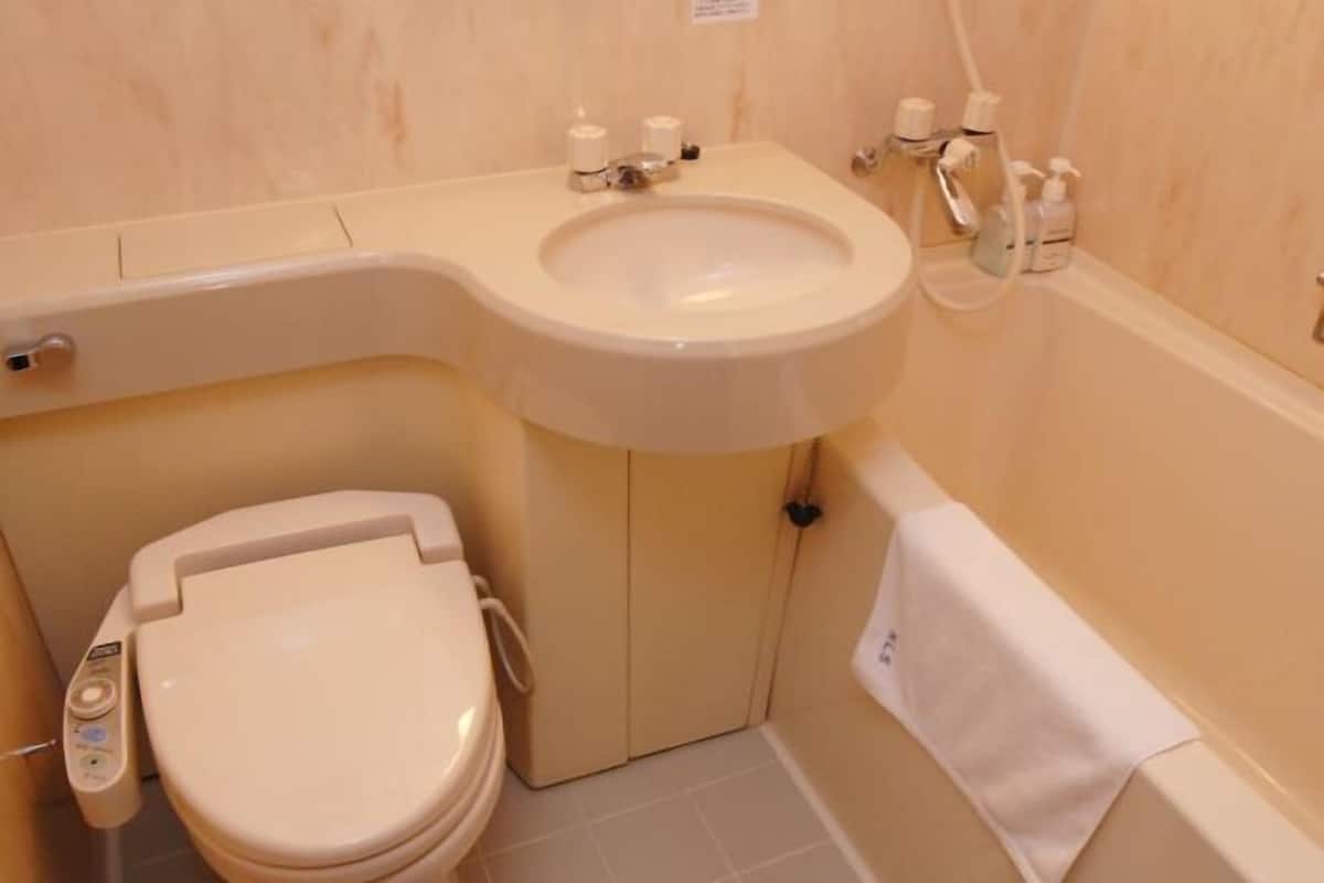 Duş/küvet kombinasyonu, ücretsiz banyo/kozmetik ürünleri