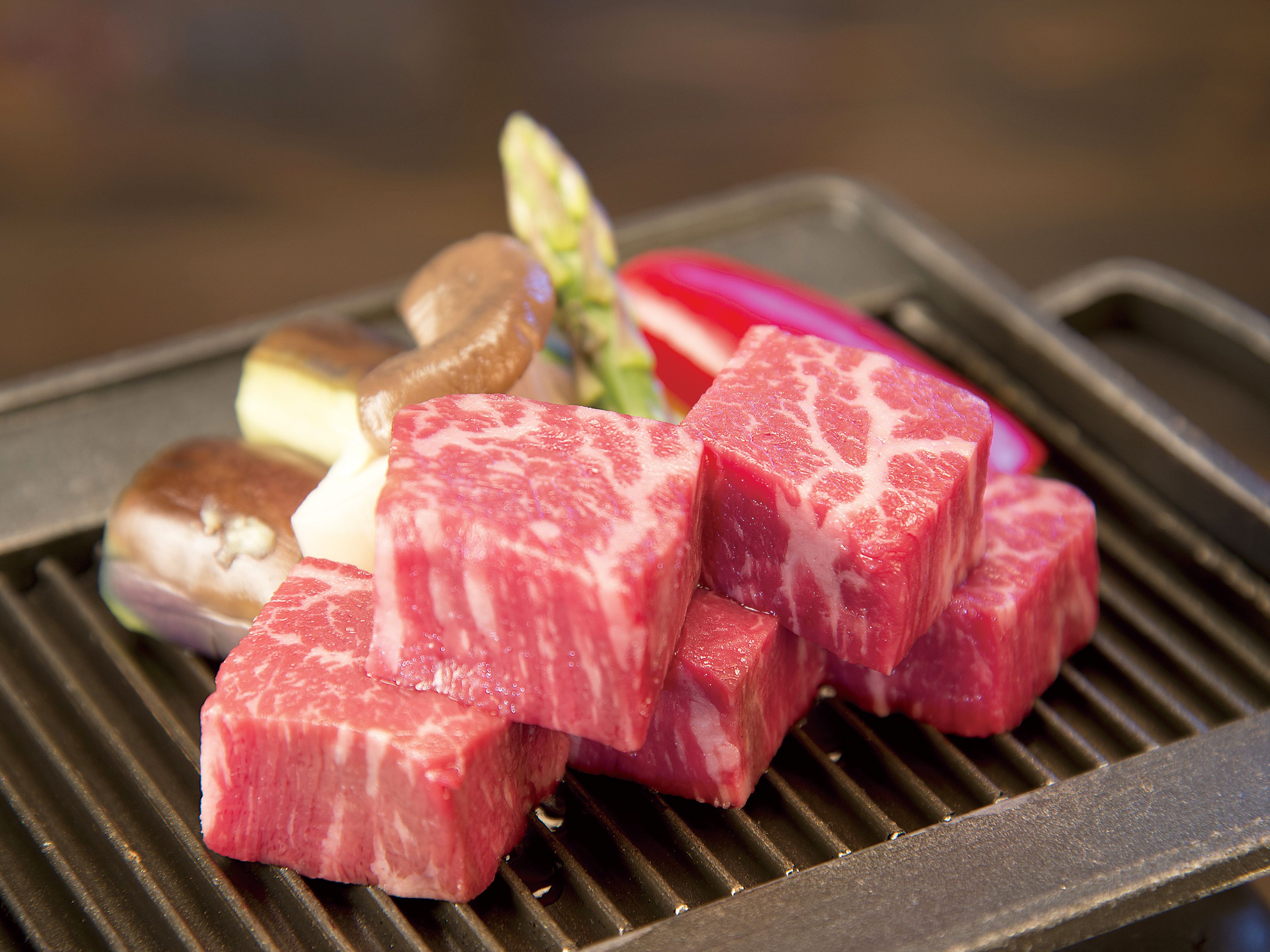 Una parrilla con diversos tipos de carne y verduras.