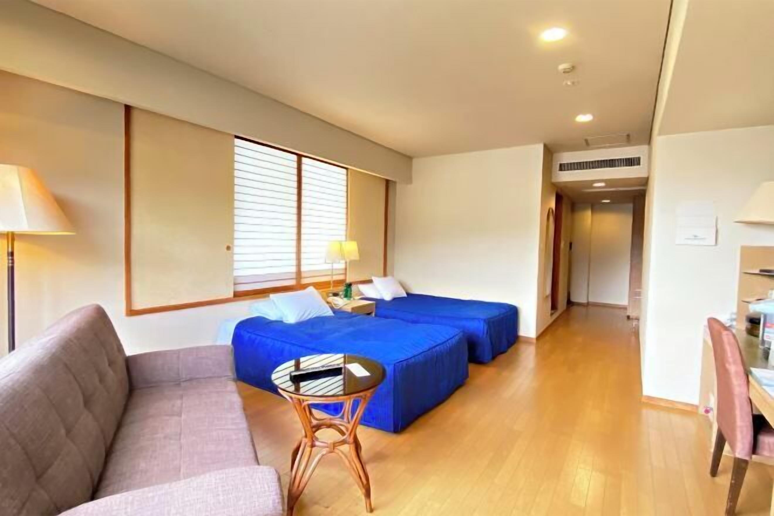 Caja fuerte, decoración individual, mobiliario individual y escritorio