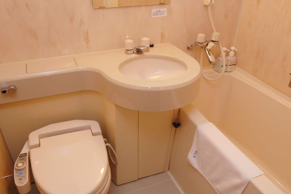 Duş/küvet kombinasyonu, ücretsiz banyo/kozmetik ürünleri