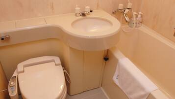 Een badkamer met toilet, wastafel en bad.