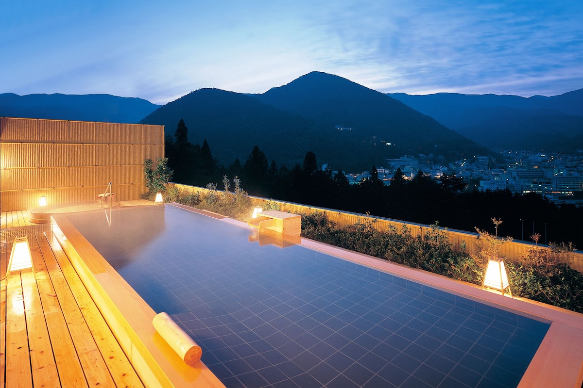 Odada kasa, ayrı ayrı dekore edilmiş, ayrı ayrı döşenmiş, masa