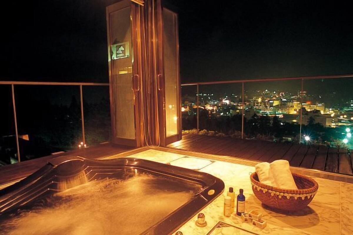 Outdoor spa tub