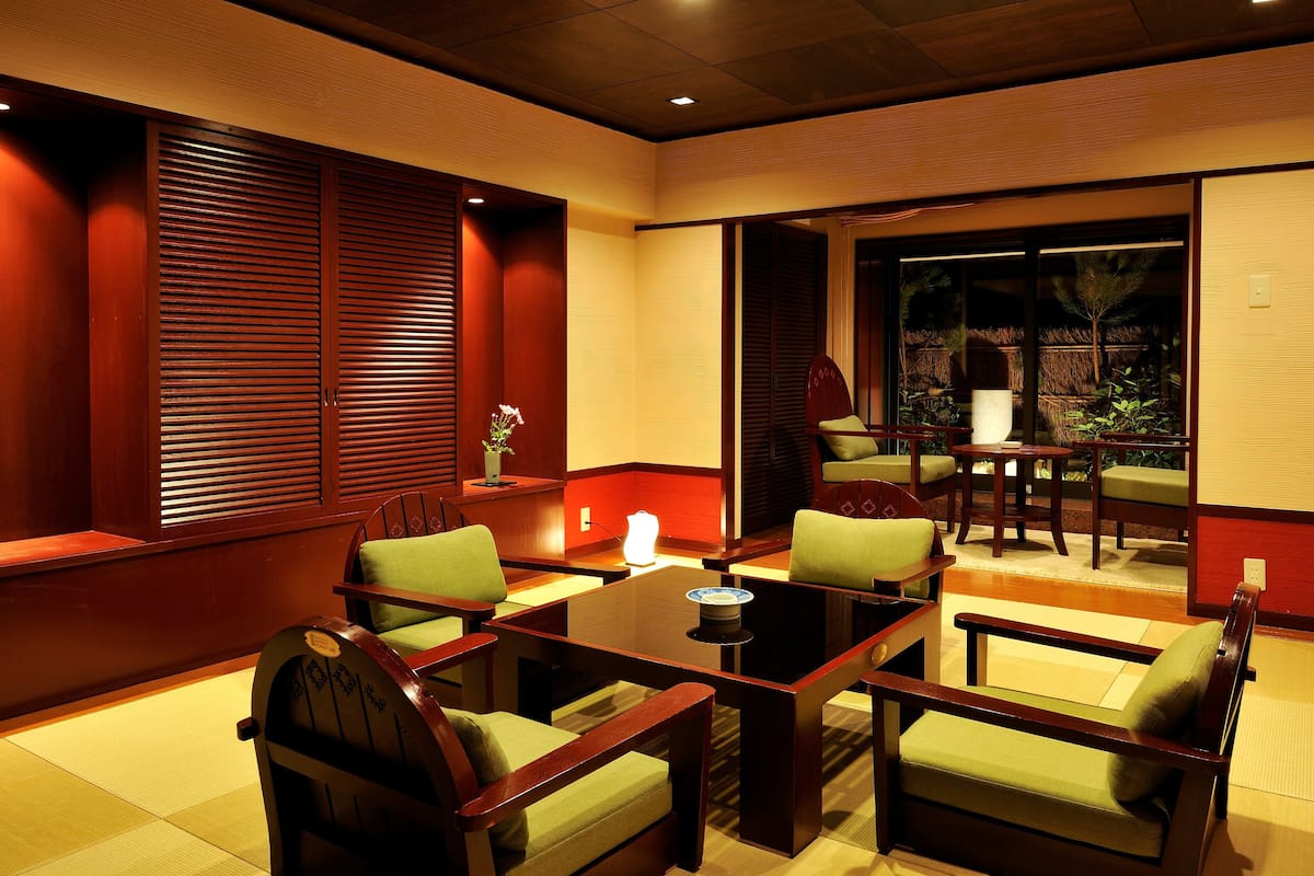 Odada kasa, ayrı ayrı dekore edilmiş, ayrı ayrı döşenmiş, masa