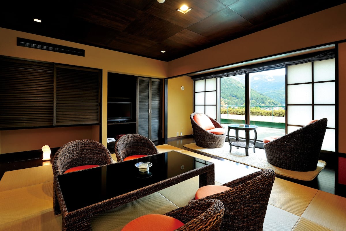 Odada kasa, ayrı ayrı dekore edilmiş, ayrı ayrı döşenmiş, masa