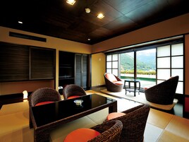 セーフティボックス (室内)、客室ごとに異なる装飾、客室ごとに異なるインテリア、デスク