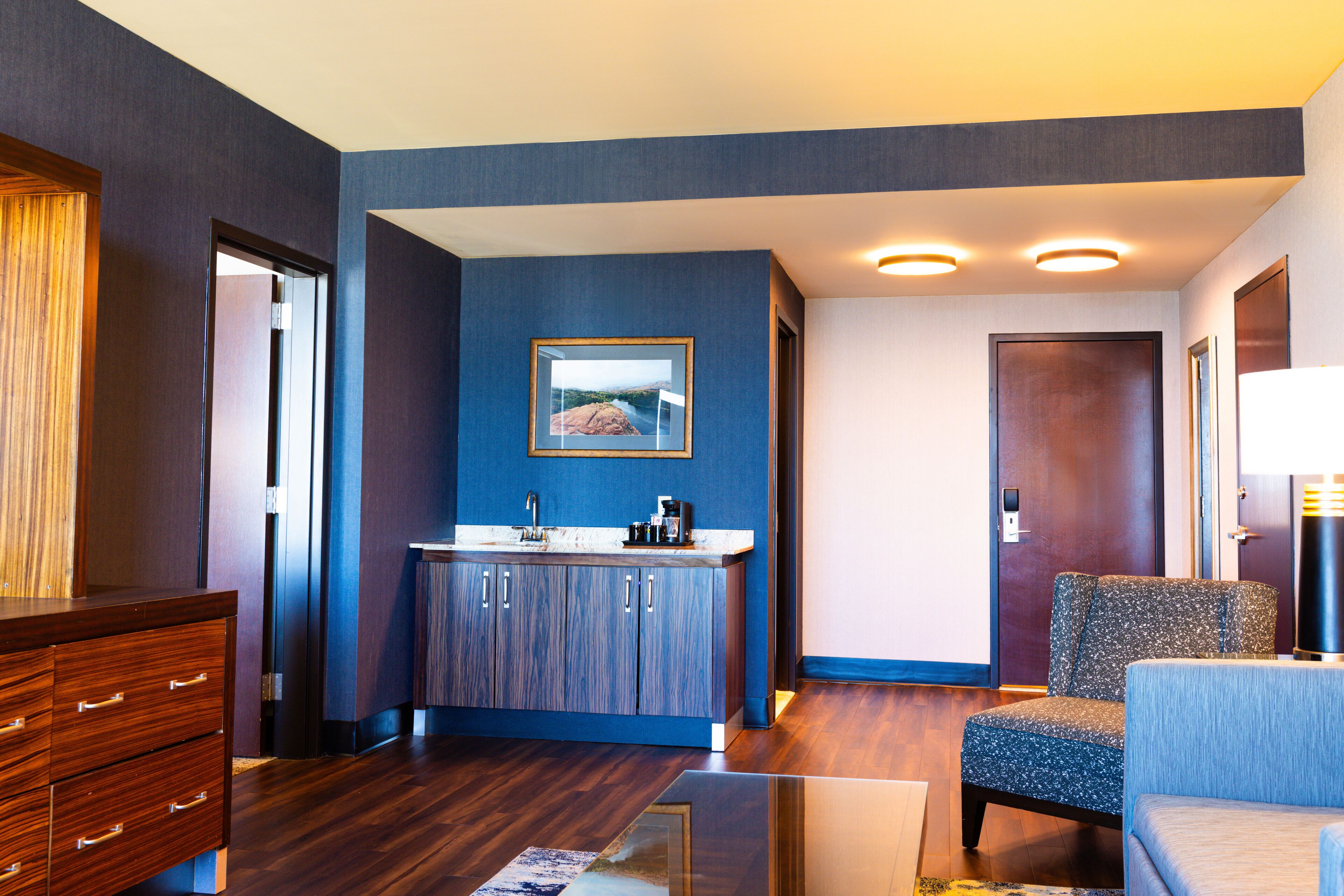 executive suite, 1 king bed | living area | 42-inch flat-screen tv with cable channels, tv, pay films