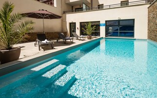 Una piscina al aire libre de temporada