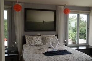 客房内保险箱、办公桌、遮光窗帘、免费 WiFi