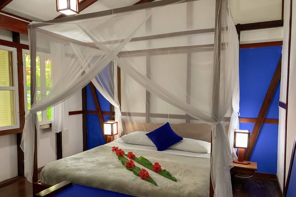 1 habitación, caja de seguridad en la habitación y escritorio