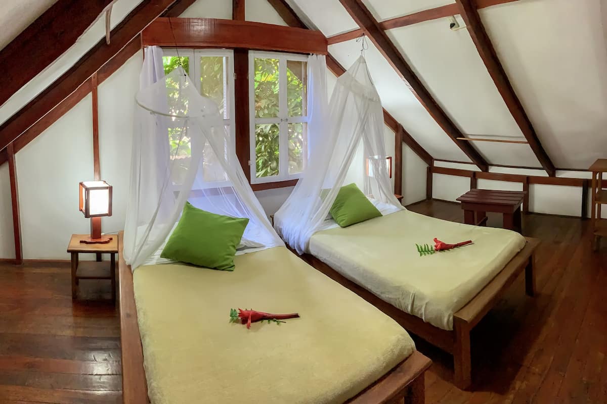 1 habitación, caja de seguridad en la habitación y escritorio