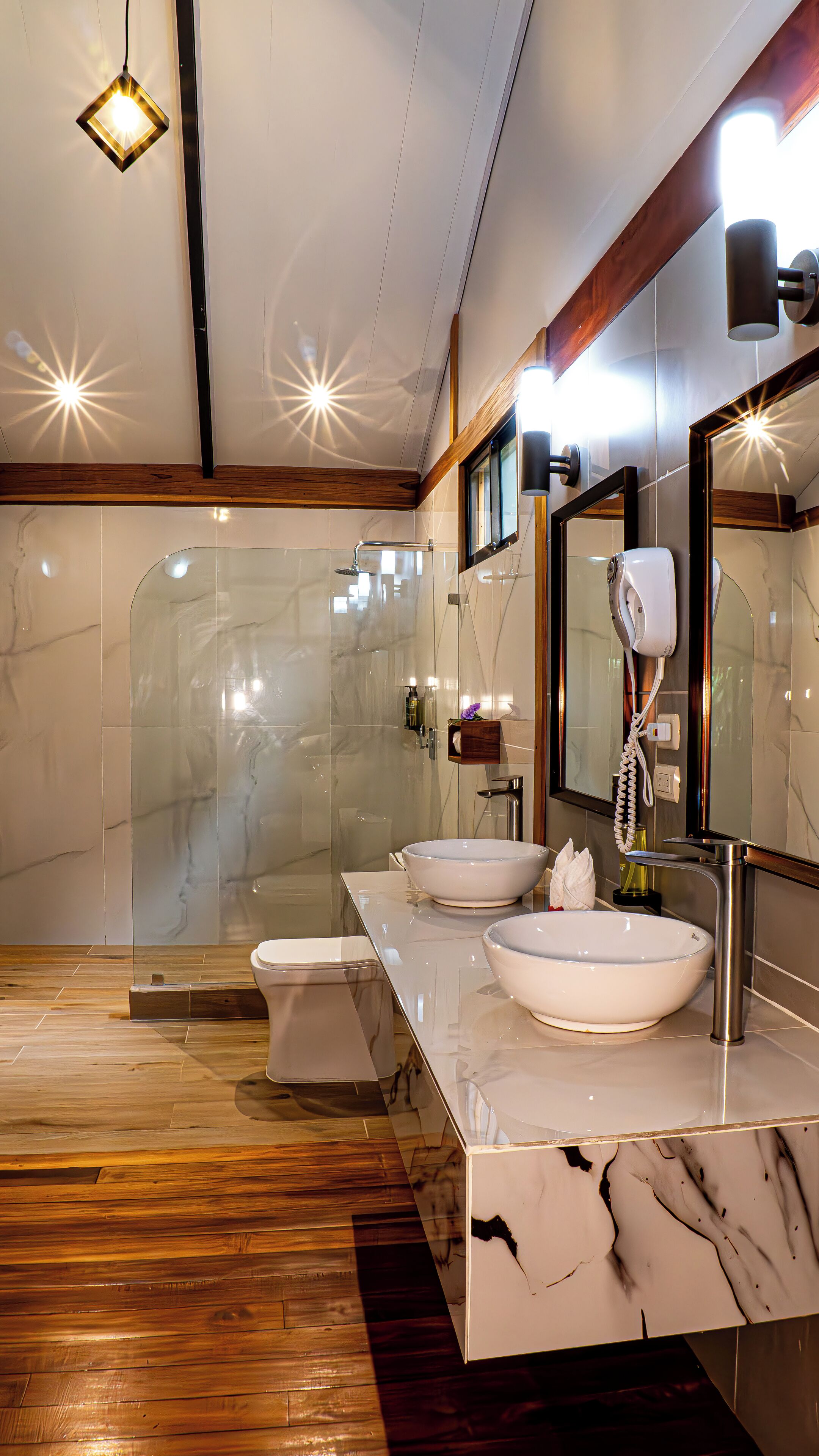 suite deluxe with jacuzzi | bathroom | bathtub, hair dryer, towels