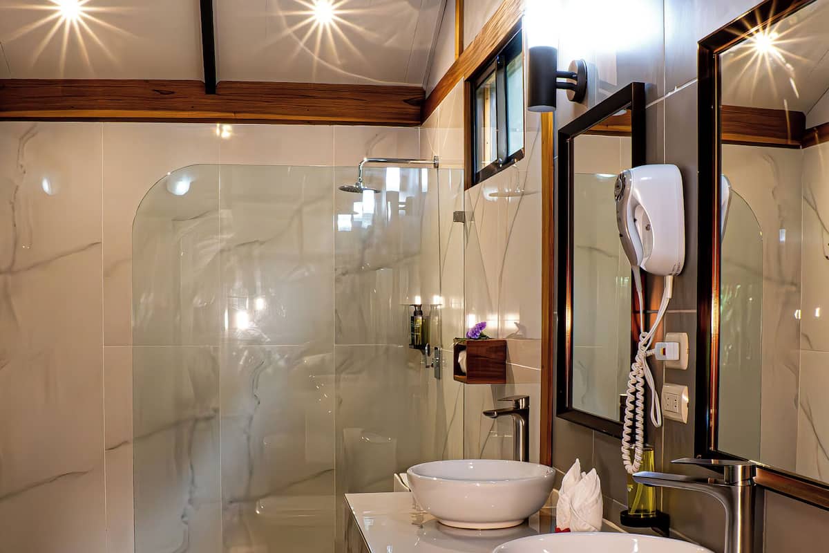 suite deluxe with jacuzzi | bathroom | bathtub, hair dryer, towels