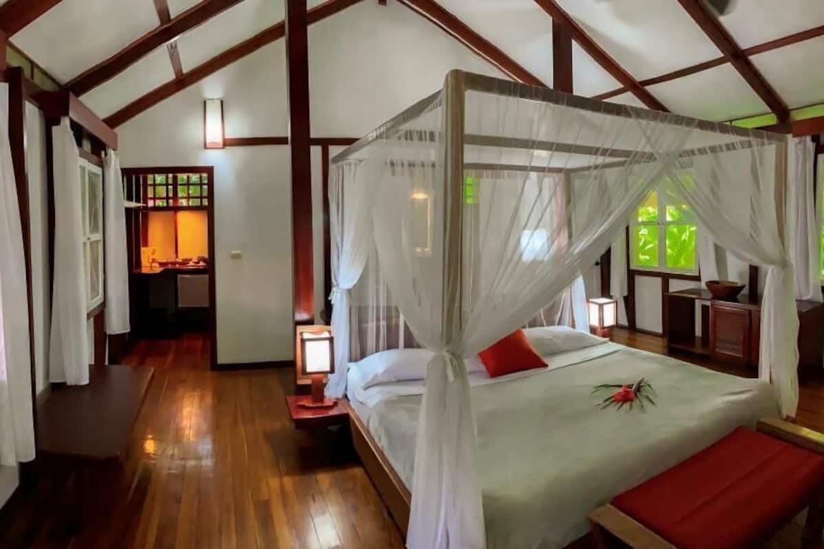 1 habitación, caja de seguridad en la habitación y escritorio