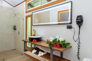 Master Suite | Bathroom | Bathtub, hair dryer, towels - Namuwoki Lodge (Cahuita)