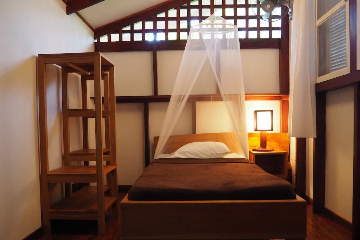 1 habitación, caja de seguridad en la habitación y escritorio