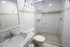 تجهيزات دش، مستلزمات مجانية للعناية الشخصية، مجففات شعر، مناشف