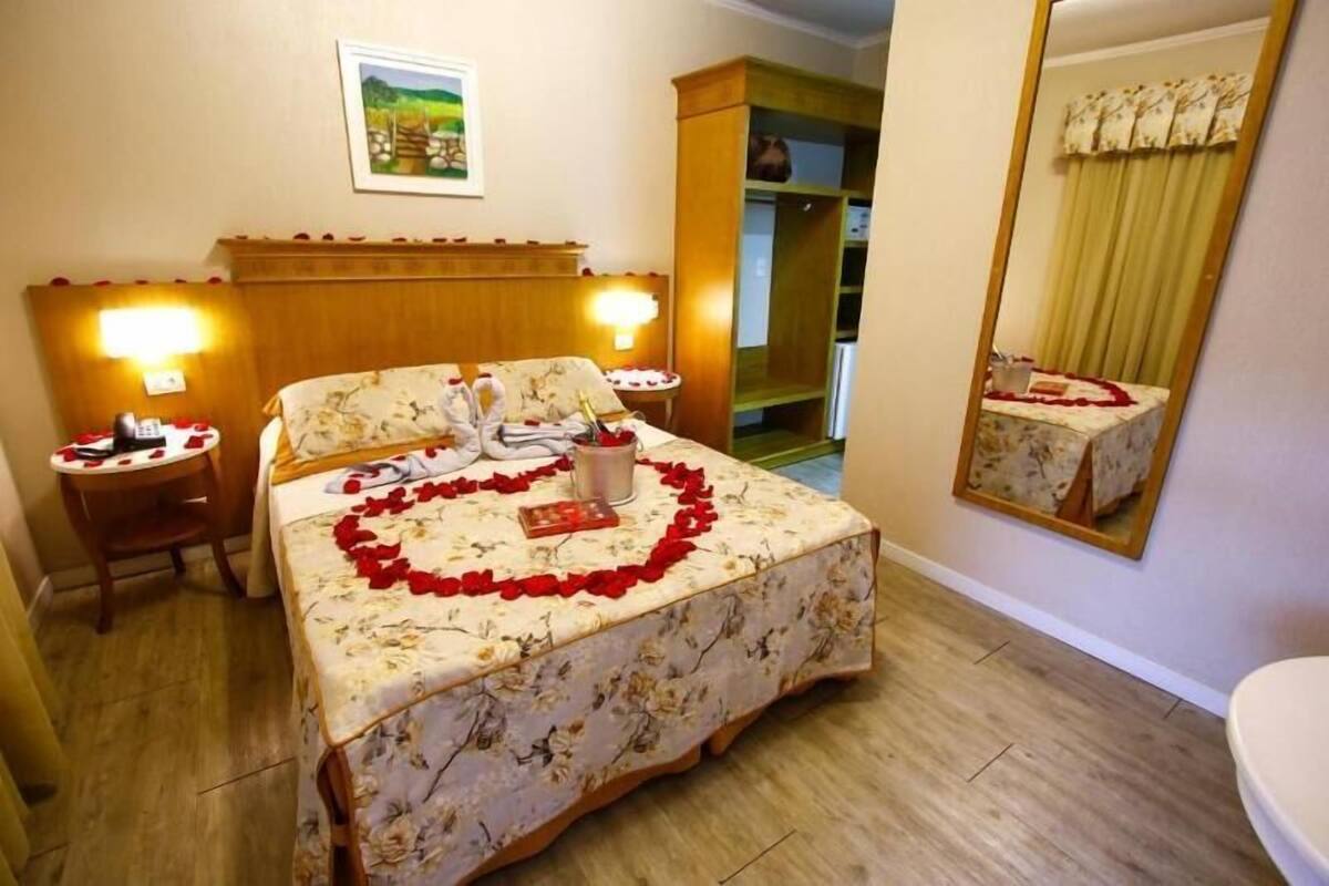 Minibar, desk, cribs (free), WiFi (free)
