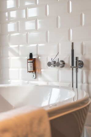 Deluxe Double Room Single Use | Bathroom