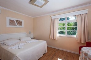 Minibar, blackout drapes, iron/ironing board, free cribs/infant beds - Hotel Galo Vermelho (Gramado)