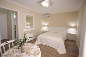 Minibar, blackout curtains, iron/ironing board (on request) - Hotel Galo Vermelho (Gramado)
