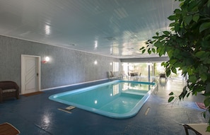 Indoor pool, outdoor pool - Hotel Galo Vermelho (Gramado)