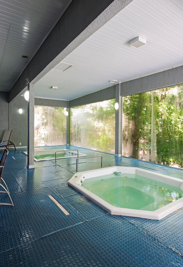 Indoor pool, outdoor pool - Hotel Galo Vermelho (Gramado)