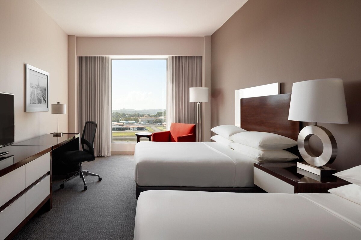 Egyptian cotton sheets, premium bedding, in-room safe, desk