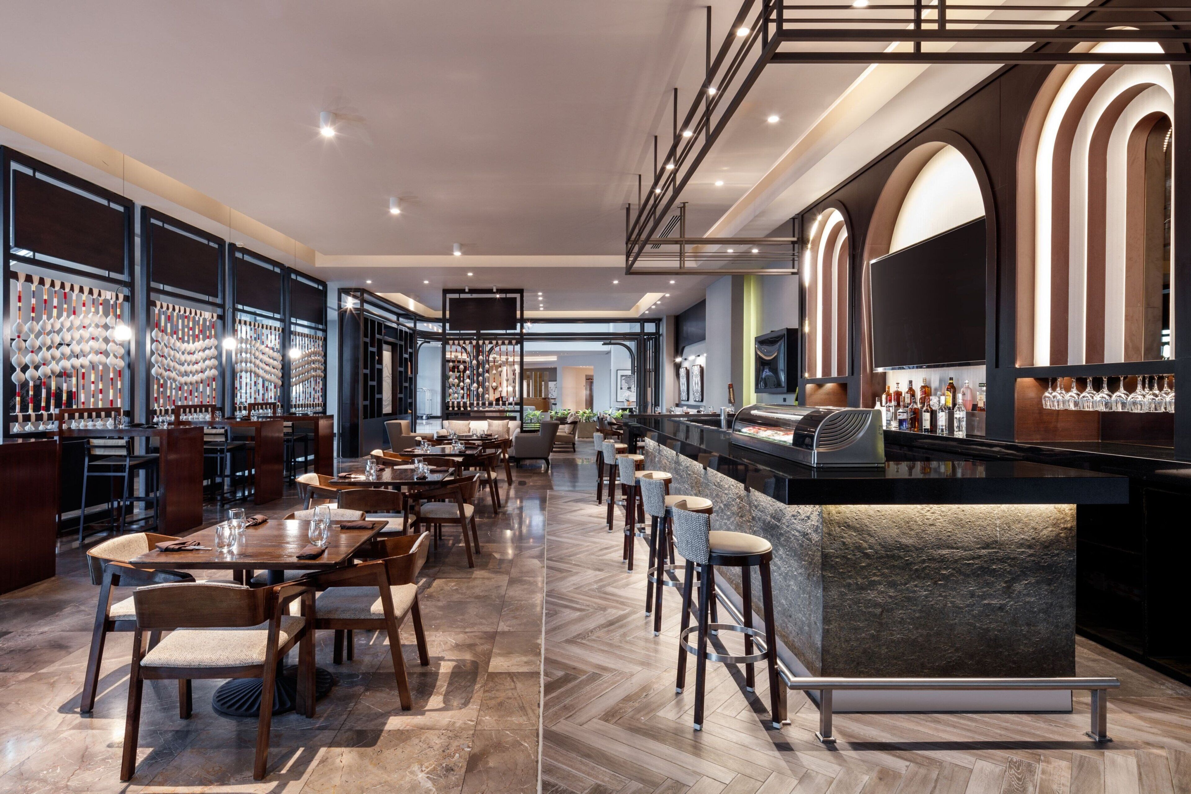2 Bars/Lounges, Poolbar