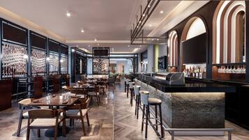 2 Bars/Lounges, Poolbar