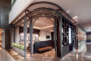 2 bares y bar junto a la piscina