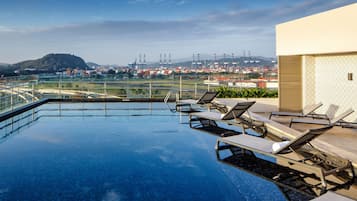 Udendørs pool, åben fra kl. 07.00 til kl. 20.00, parasoller