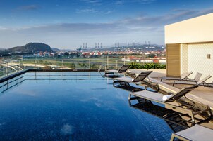 Una piscina al aire libre, sombrillas