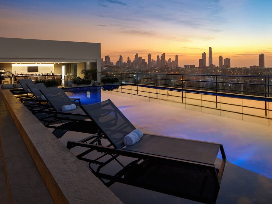 Una piscina al aire libre, sombrillas