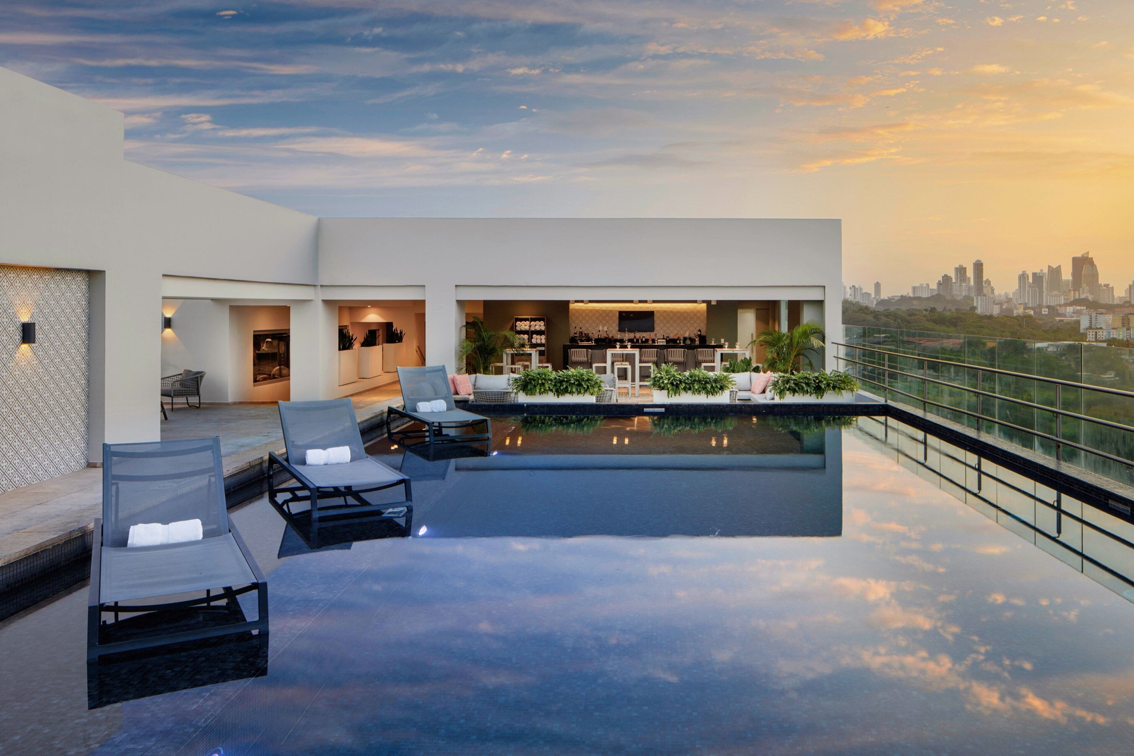 Außenpool, geöffnet von 07:00 Uhr bis 20:00 Uhr, Sonnenschirme