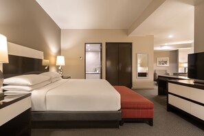 Egyptian cotton sheets, premium bedding, in-room safe, desk - Marriott Panama Hotel (Panama City)