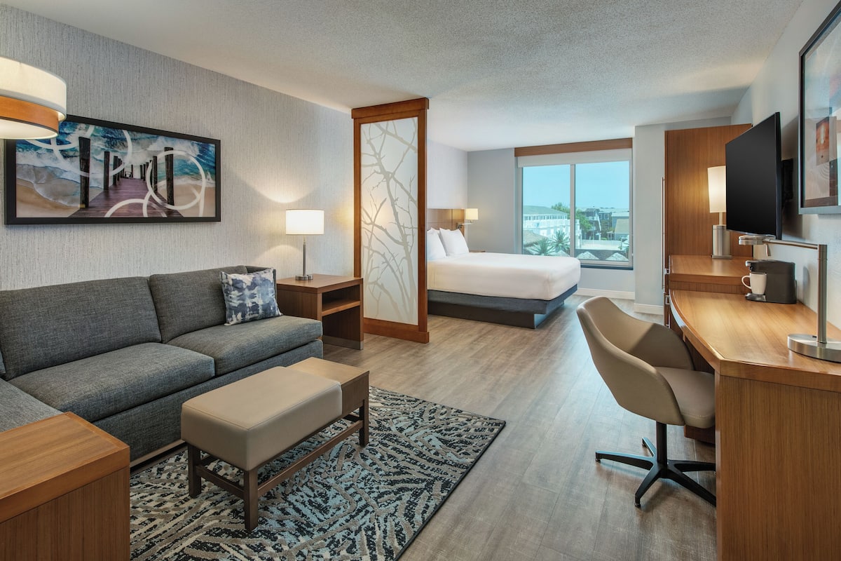 Guest Room, 客房, 1 張特大雙人床 | 房內夾萬、書桌、遮光窗簾/窗簾、熨斗/熨衫板