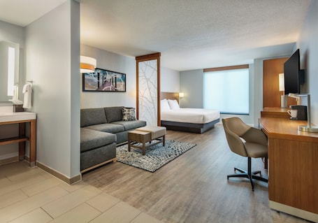 Caja de seguridad en la habitación, escritorio y cortinas blackout