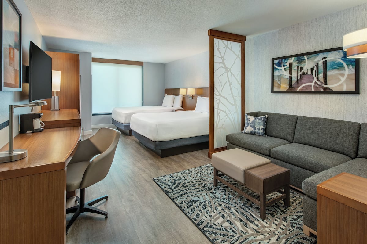 Guest Room, 客房, 2 張加大雙人床 | 房內夾萬、書桌、遮光窗簾/窗簾、熨斗/熨衫板